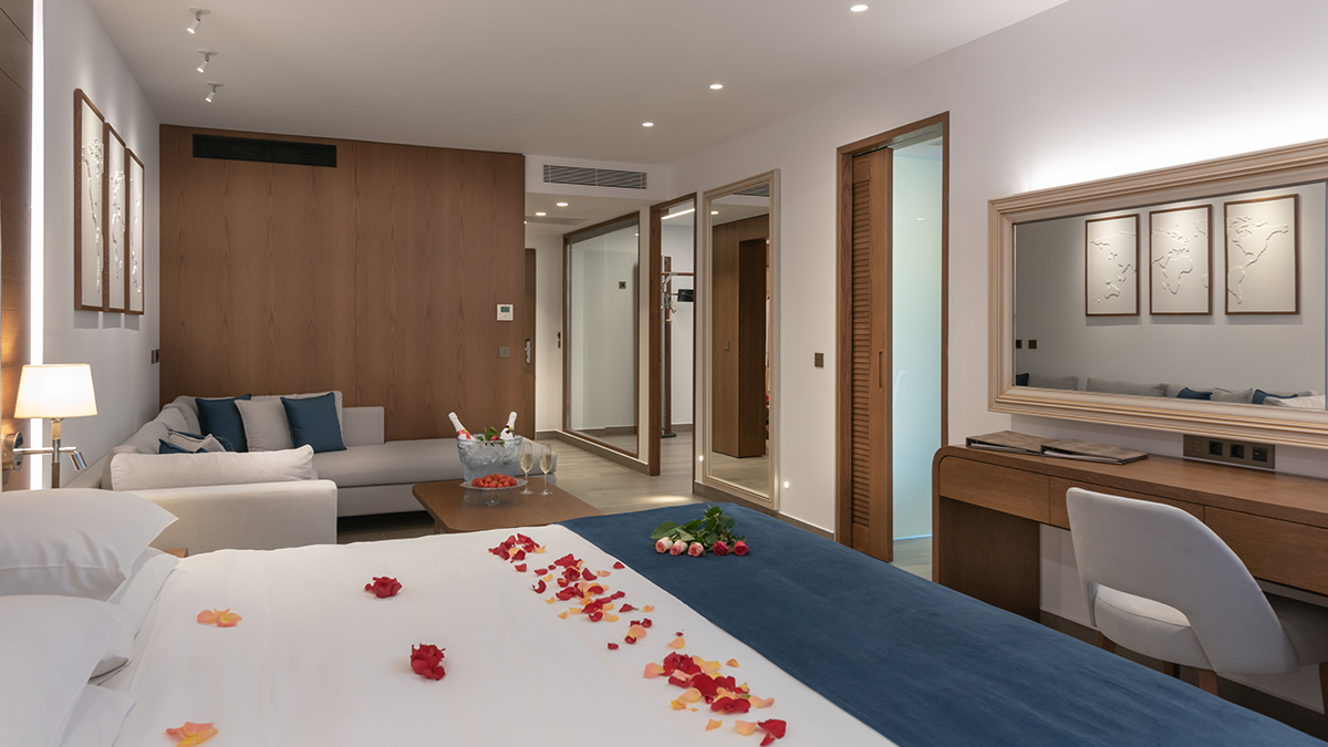 Honeymoon Suite Sea View with Private Heated Pool, SoulSauna and Gym